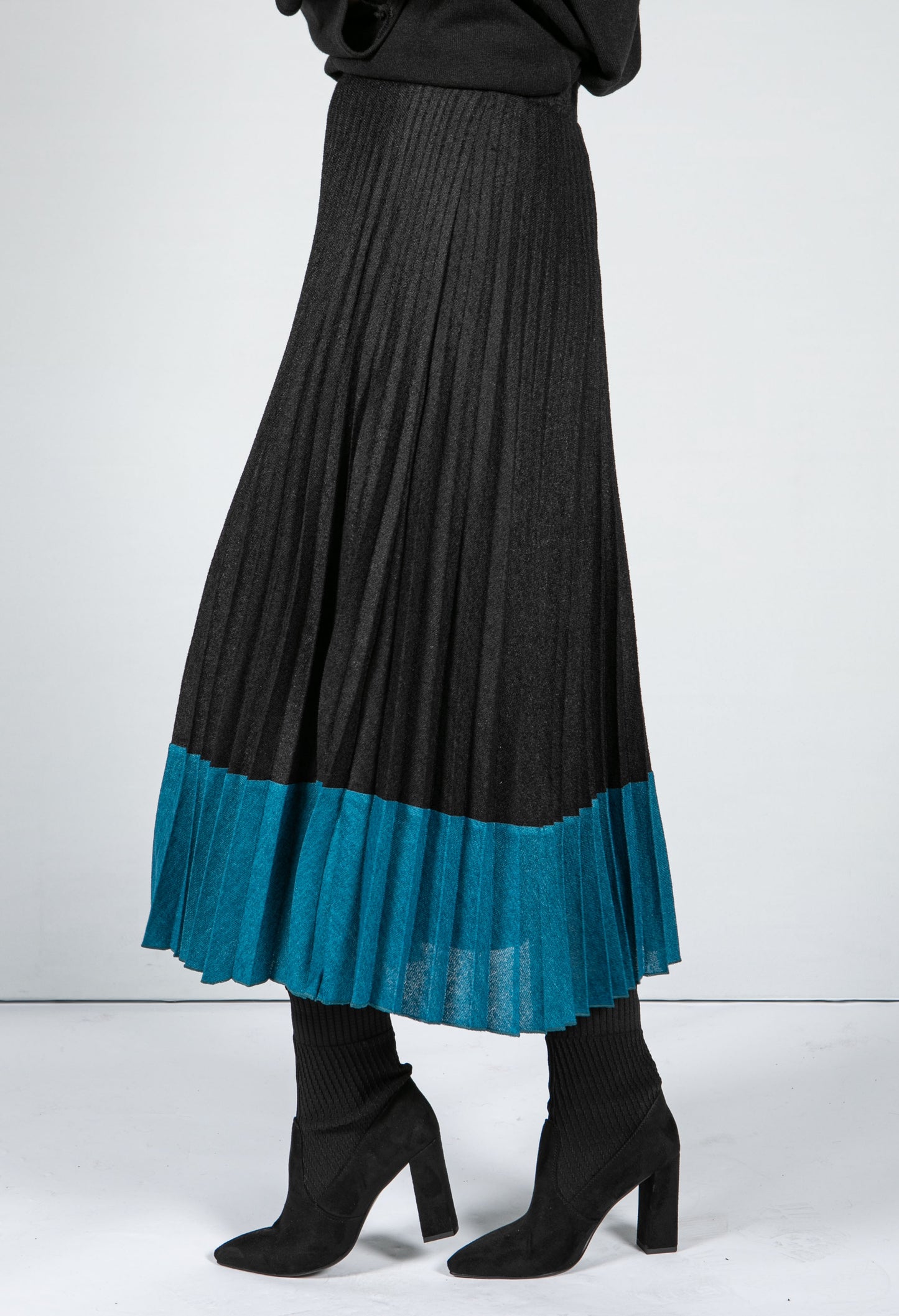 Soft Feel Fine Knit Pleated Skirt in Black & Teal