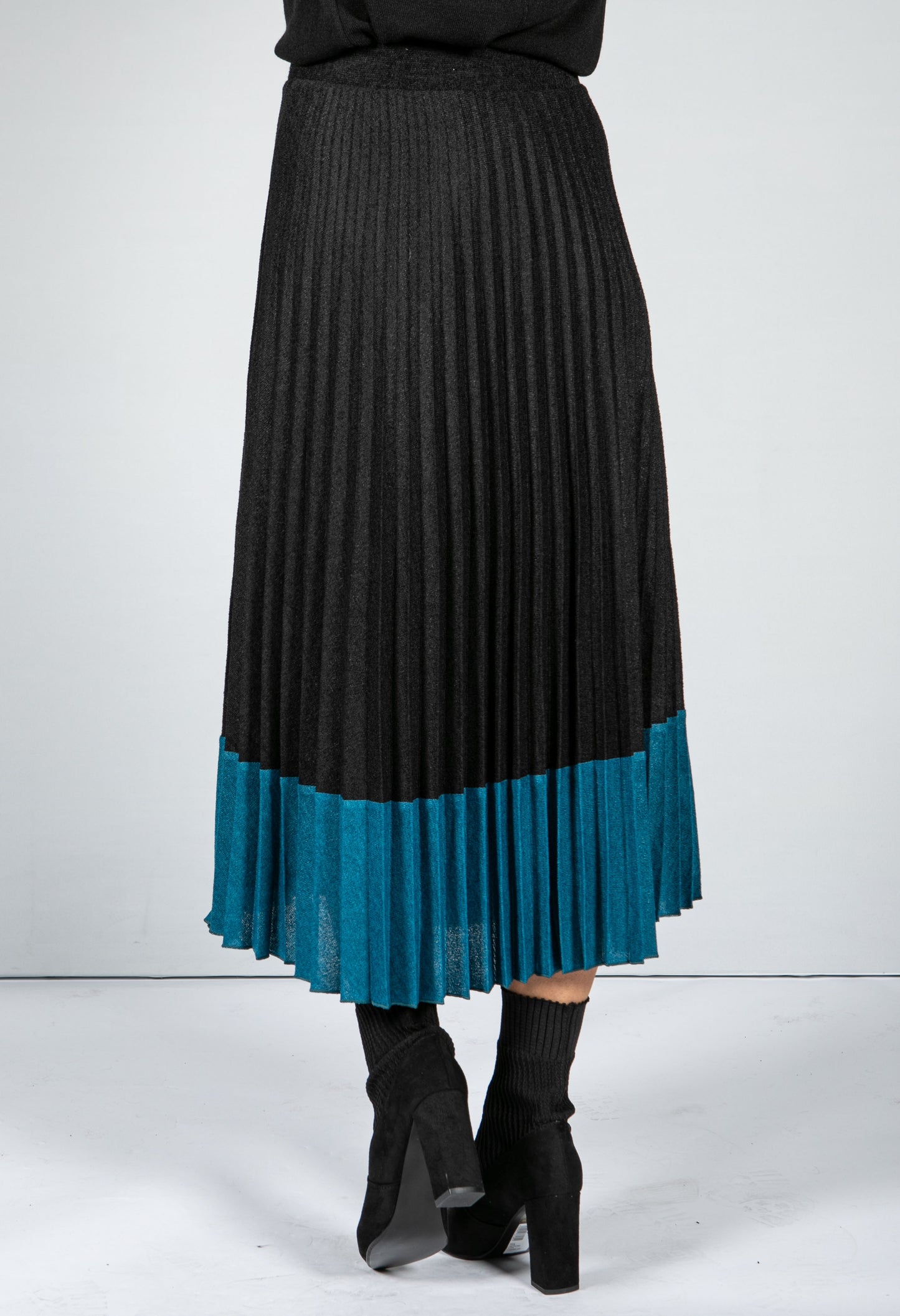 Soft Feel Fine Knit Pleated Skirt in Black & Teal