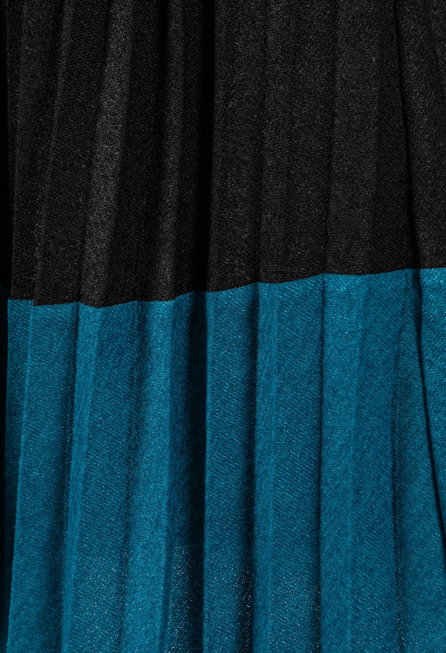 Soft Feel Fine Knit Pleated Skirt in Black & Teal