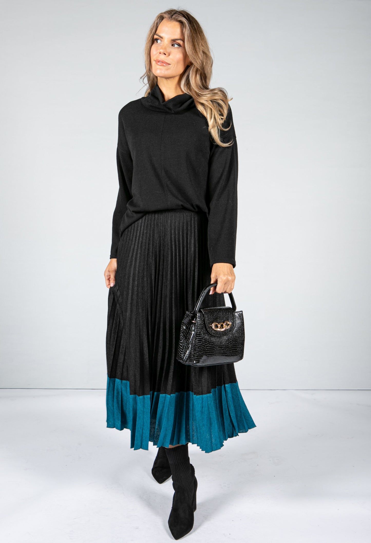 Soft Feel Fine Knit Pleated Skirt in Black & Teal