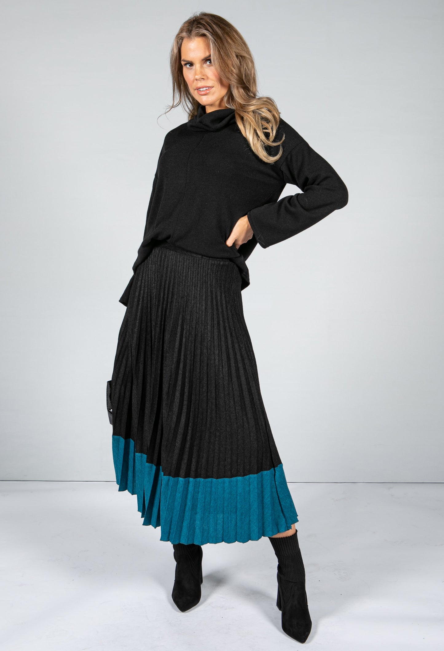 Soft Feel Fine Knit Pleated Skirt in Black & Teal