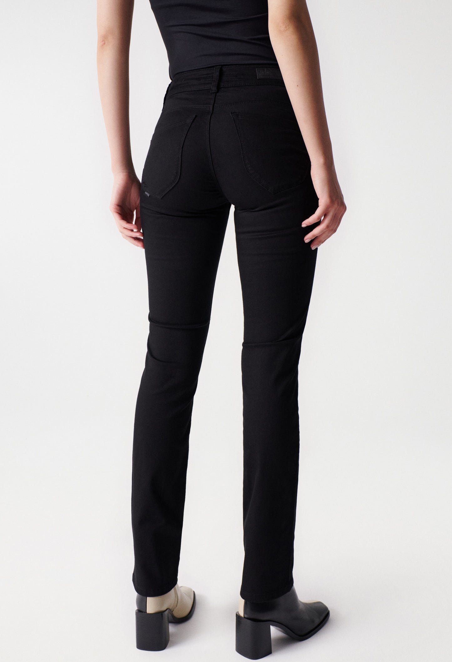 SECRET PUSH IN SLIM TRUE BLACK JEANS