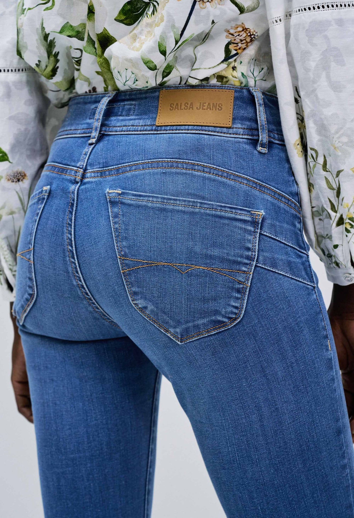 SECRET PUSH IN SLIM JEANS